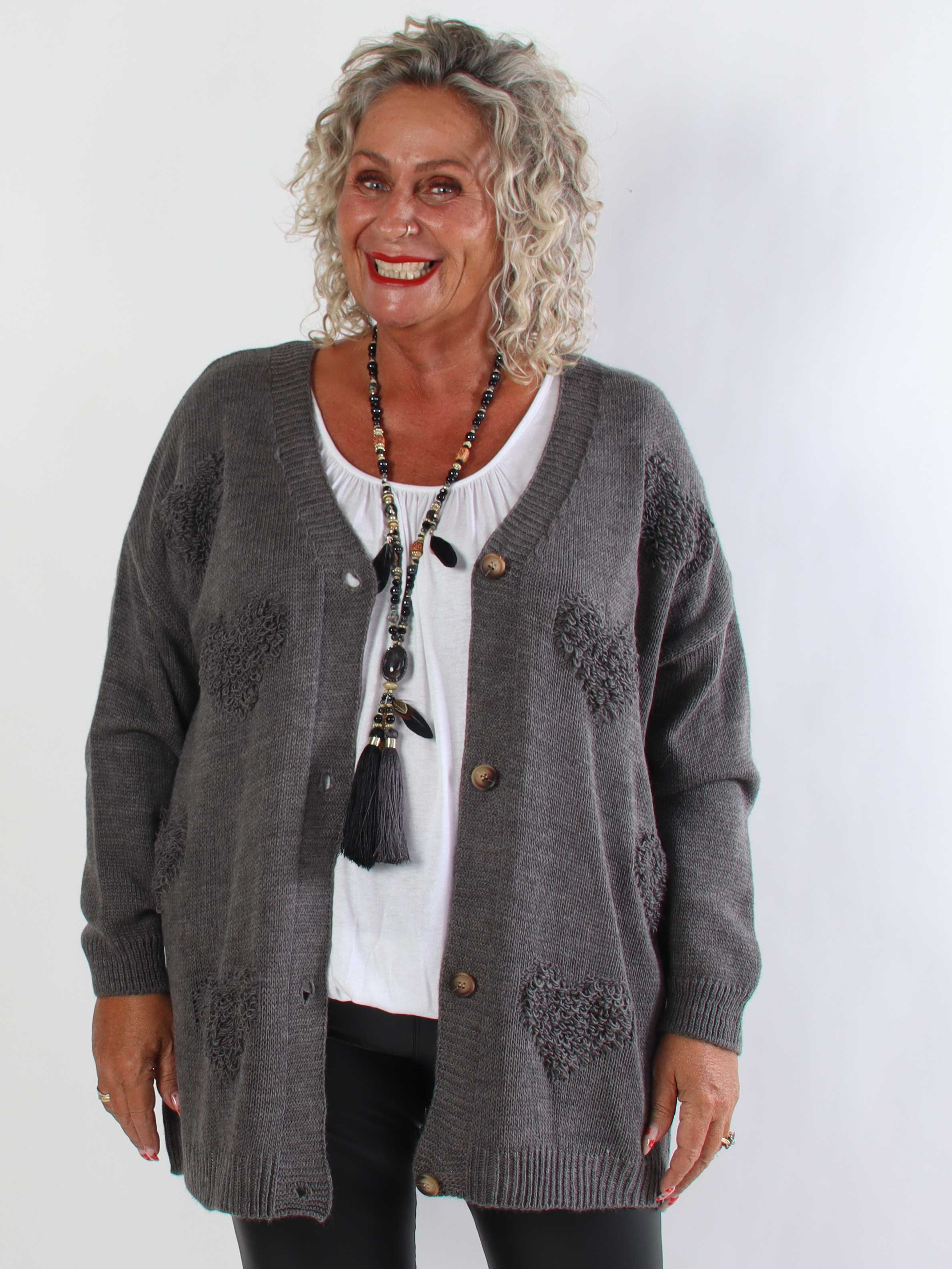 Rosaline - Sød plus size strikcardigan med fine hjerter og knaplukning